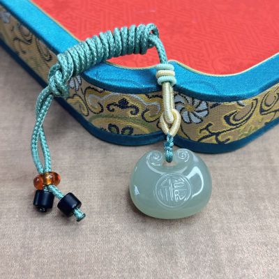 和田玉平安锁吊坠