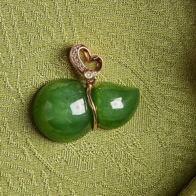 18K金和田玉吊坠